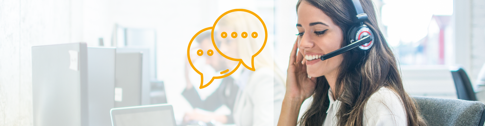 Mujer contestando a llamada telefónica