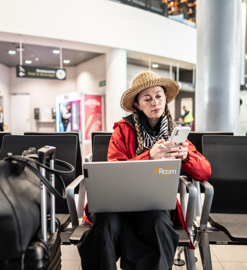 Persona en aeropuerto contándose a la red instalada por IPRoom