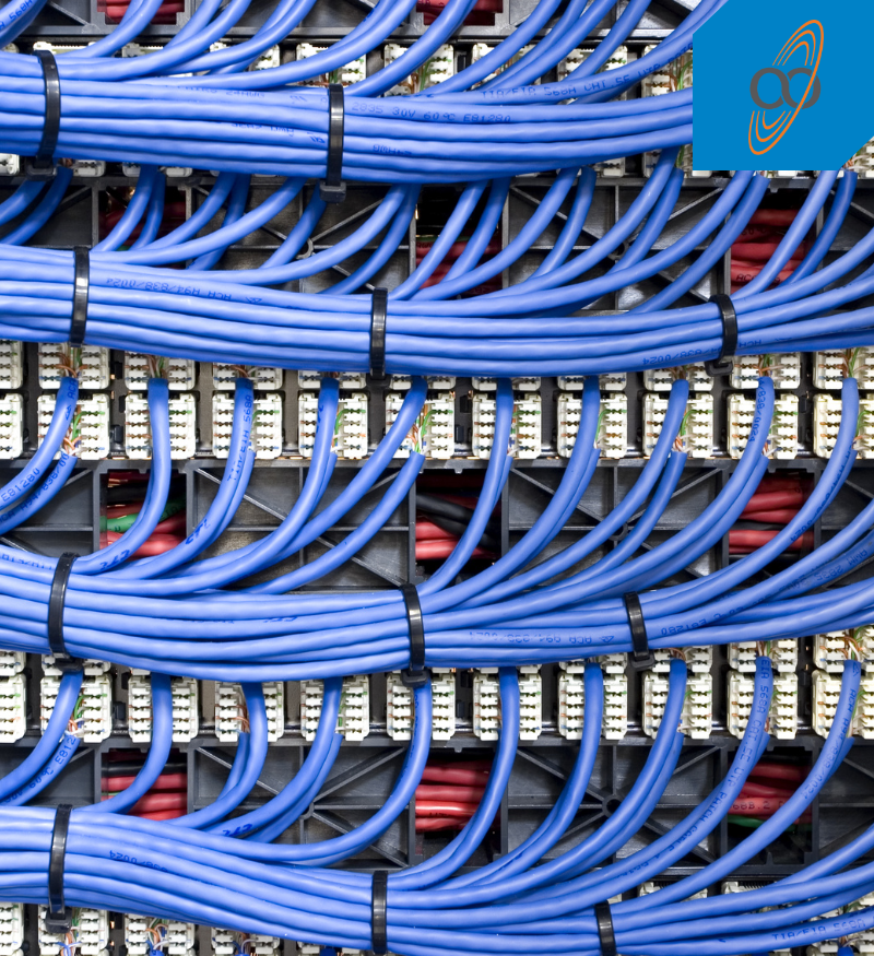 Imagen de cables rj45 colocados correctamente en un rac